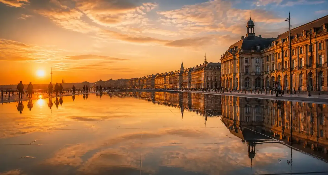 Miroir d'eau de Bordeaux au coucher du soleil