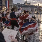 Bordeaux : une tentative de record du monde de French Cancan au Miroir d’eau
